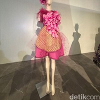 Dress cantik pink yang satu ini merupakan karya desainer Eddy Betty. Terbuat dari material jerami ramah lingkungan dan menyerap karbon, dress tersebut tampak menawan dengan tambahan aksen berbentuk bunga. Foto: Vina Oktiani/Wolipop