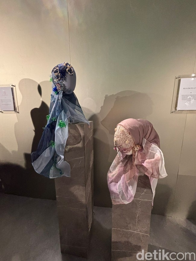 Ria Miranda memilih menggabungkan elemen alam dengan desain kontemporer nan modern dalam sebuah karya patchwork scarf. Jika diperhatikan karya Ria Miranda itu terbuat dari limbah botol plastik. Foto: Vina Oktiani/Wolipop