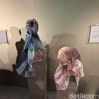 Ria Miranda memilih menggabungkan elemen alam dengan desain kontemporer nan modern dalam sebuah karya patchwork scarf. Jika diperhatikan karya Ria Miranda itu terbuat dari limbah botol plastik. Foto: Vina Oktiani/Wolipop