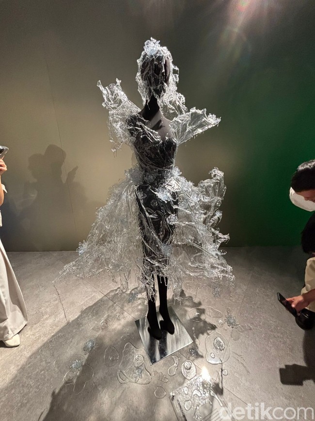 Unik dan memukau, gaun transparan karya Sebastian Gunawan ini terbuat dari sisa-sisa bahan taplak meja yang didaur ulang. Sang desainer memilih menggabungkan elemen air, udara, dan tanaman yang mempunyai hubungan erat dan dampak besar bagi kehidupan manusia. Foto: Vina Oktiani/Wolipop