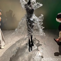 Unik dan memukau, gaun transparan karya Sebastian Gunawan ini terbuat dari sisa-sisa bahan taplak meja yang didaur ulang. Sang desainer memilih menggabungkan elemen air, udara, dan tanaman yang mempunyai hubungan erat dan dampak besar bagi kehidupan manusia. Foto: Vina Oktiani/Wolipop