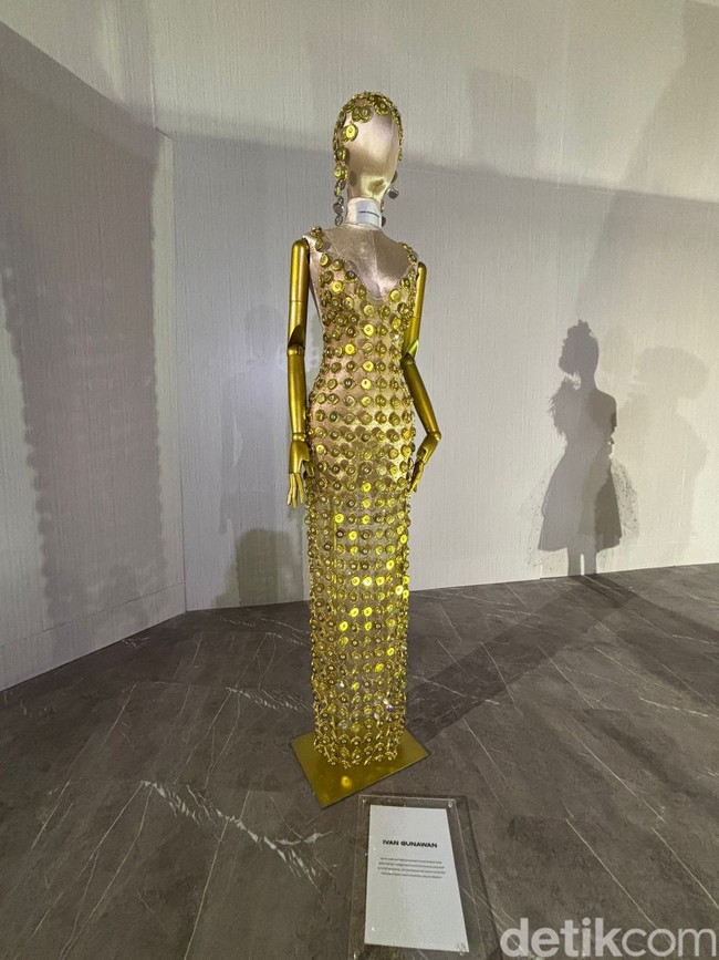 Ivan Gunawan juga merancang gaun tak kalah indah yang terbuat dari tutup botol minum bekas. Diberi sentuhan warna emas, gaun panjang tanpa lengan dengan potongan dada bentuk V tersebut tampak elegan. Foto: Vina Oktiani/Wolipop