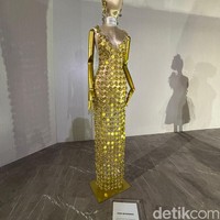 Ivan Gunawan juga merancang gaun tak kalah indah yang terbuat dari tutup botol minum bekas. Diberi sentuhan warna emas, gaun panjang tanpa lengan dengan potongan dada bentuk V tersebut tampak elegan. Foto: Vina Oktiani/Wolipop