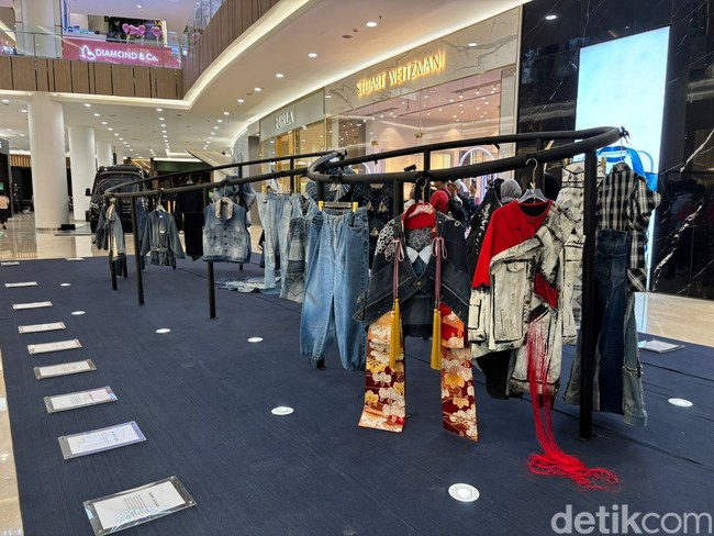 Ada 24 desainer IFDC yang mempresentasikan karya mereka di Gaya Fashion Installation 2024. 24 desainer tersebut adalah Adeline Esther, Andreas Odang, Carmanita, Chossy Latu, Danny Satriadi, Denny Wirawan, Didi Budiardjo, Eddy Betty, Era Soekamto, Eridani, Ghea Panggabean, Hian Tjen, Ivan Gunawan, Liliana Lim, Mel Ahyar, Monica Ivena, Priyo Oktaviano, Rama Dauhan, Ria Miranda, Sebastian Gunawan, Stella Rissa, Wilsen Willim, Yogie Pratama, Yosafat Dwi Kurniawan. Salah satu karya yang ditampilkan oleh 24 desainer tersebut ialah pakaian menggunakan bahan-bahan jeans bekas. Foto: Vina Oktiani/Wolipop