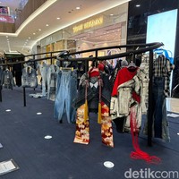 Ada 24 desainer IFDC yang mempresentasikan karya mereka di Gaya Fashion Installation 2024. 24 desainer tersebut adalah Adeline Esther, Andreas Odang, Carmanita, Chossy Latu, Danny Satriadi, Denny Wirawan, Didi Budiardjo, Eddy Betty, Era Soekamto, Eridani, Ghea Panggabean, Hian Tjen, Ivan Gunawan, Liliana Lim, Mel Ahyar, Monica Ivena, Priyo Oktaviano, Rama Dauhan, Ria Miranda, Sebastian Gunawan, Stella Rissa, Wilsen Willim, Yogie Pratama, Yosafat Dwi Kurniawan. Salah satu karya yang ditampilkan oleh 24 desainer tersebut ialah pakaian menggunakan bahan-bahan jeans bekas. Foto: Vina Oktiani/Wolipop