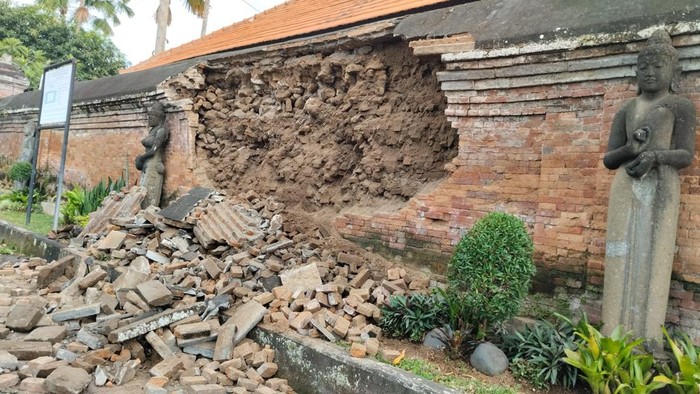 Gempa magnitudo (M) 4,8 terjadi di Gianyar, Bali dirasakan di sejumlah daerah. Dilaporkan ada pagar dari batu bata dan genting rumah yang rusak dampak gempa. (dok BMKG)