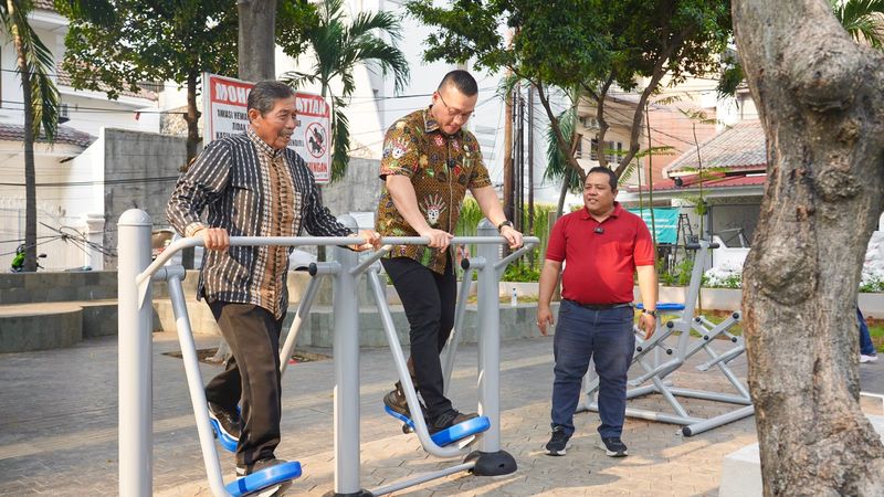 Anggota DPRD DKI Jakarta, Fraksi PDI Perjuangan Hardiyanto Kenneth Resmikan RTH Di Tanjung Duren Utara, Jakarta Barat.