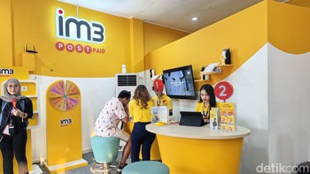 Ada juga IM3 Postpaid Executive Lounge bagi pelanggan IM3 Postpaid. Di sini, pelanggan IM3 Postpaid dapat menikmati ruangan dengan pendingin yang nyaman, lengkap dengan kursi pijat, sofa, hingga minuman segar gratis. Foto: Rachmatunnisa/detikINET
