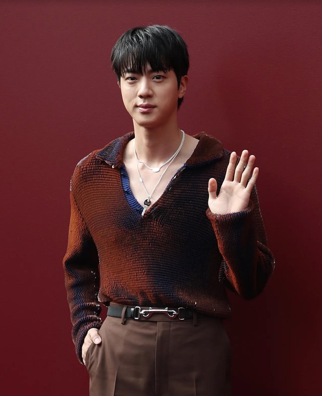 Jin BTS resmi memulai penampilan perdananya di Milan Fashion Week 2024 sebagai global ambassador Gucci. Foto: Getty Images