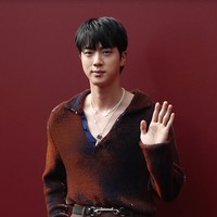 Jin BTS resmi memulai penampilan perdananya di Milan Fashion Week 2024 sebagai global ambassador Gucci. Foto: Getty Images
