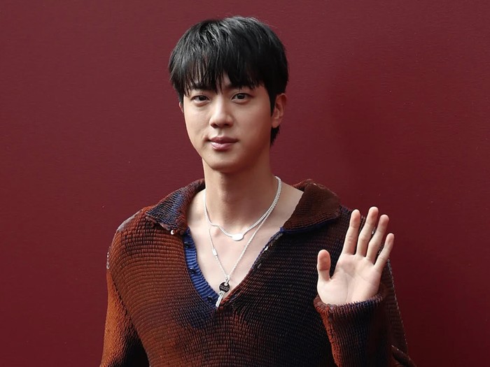 Jin BTS & Hanni NewJeans Hadiri Fashion Show Gucci di Milan