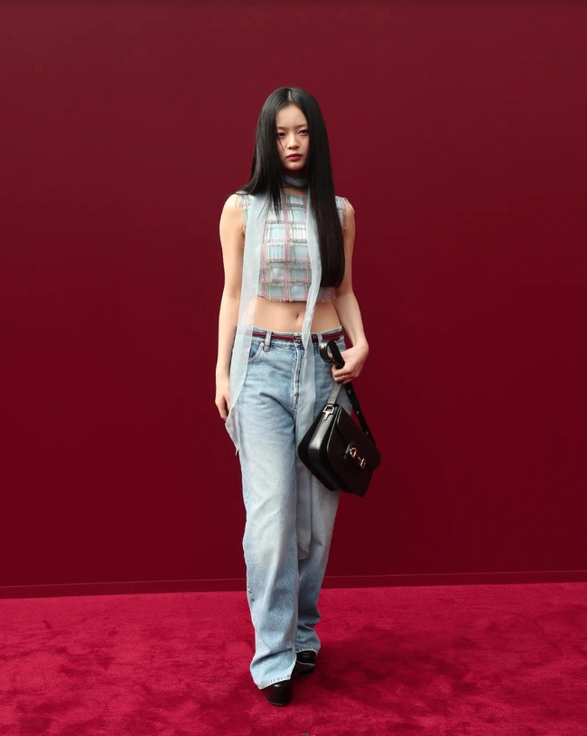 Personel grup KPop NewJeans itu sontak menyita perhatian dengan busana yang dikenakannya. Hanni memakai backless crop top yang mengekspos area punggung. Foto: Getty Images