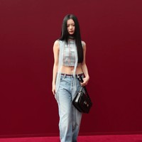 Personel grup KPop NewJeans itu sontak menyita perhatian dengan busana yang dikenakannya. Hanni memakai backless crop top yang mengekspos area punggung. Foto: Getty Images