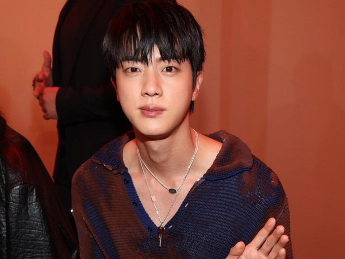 Jin BTS & Hanni NewJeans Hadiri Fashion Show Gucci di Milan