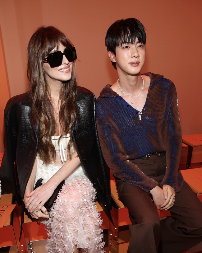 Penampilan Jin BTS dilengkapi dengan koleksi kalung Gucci berbentuk kunci seharga Rp 8,5 juta. Jin juga memakai kalung rantai perak seharga Rp 8,9 juta. Foto: Getty Images