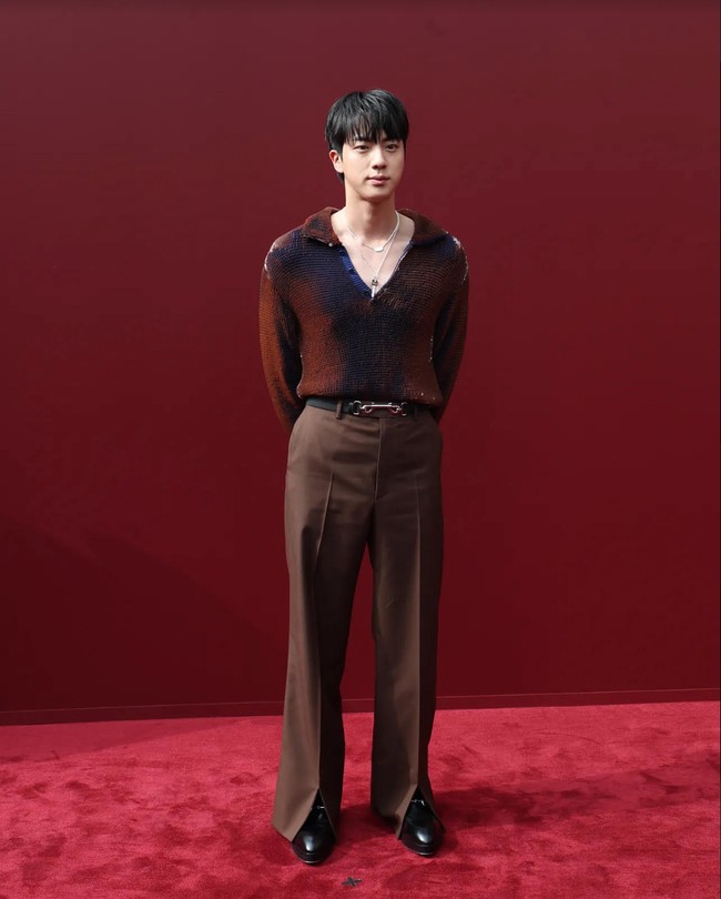 Pada Jumat (20/9/2024) waktu setempat, personel grup KPop BTS itu menghadiri Gucci Spring/Summer 2025 show. Foto: Getty Images