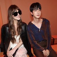 Penampilan Jin BTS dilengkapi dengan koleksi kalung Gucci berbentuk kunci seharga Rp 8,5 juta. Jin juga memakai kalung rantai perak seharga Rp 8,9 juta. Foto: Getty Images