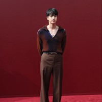 Pada Jumat (20/9/2024) waktu setempat, personel grup KPop BTS itu menghadiri Gucci Spring/Summer 2025 show. Foto: Getty Images