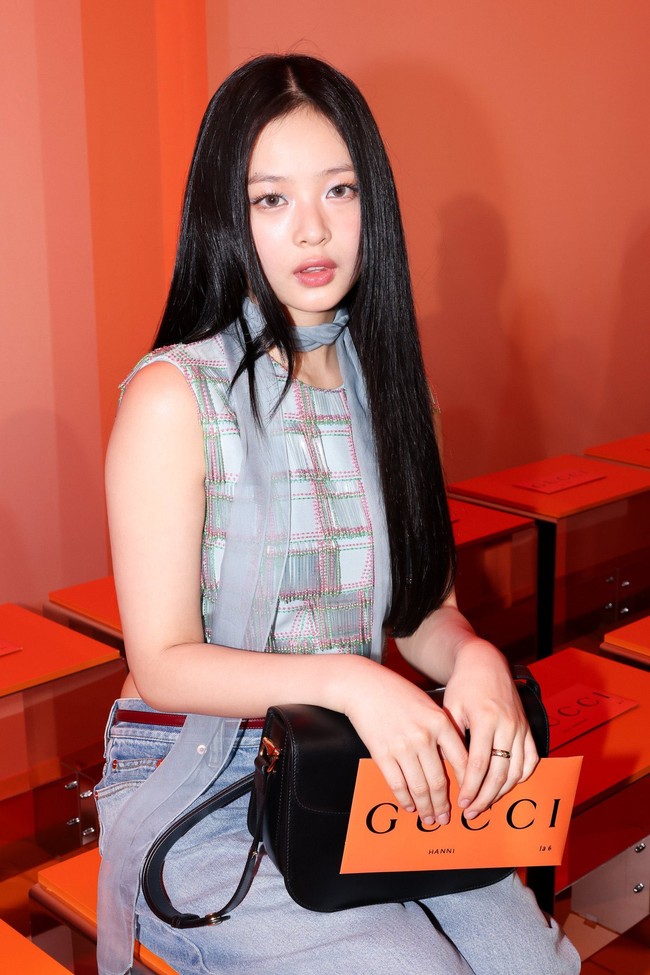 Sementara Hanni NewJeans hadir untuk ketiga kalinya di Milan Fashion Week sejak didapuk sebagai global ambassador Gucci. Foto: Getty Images