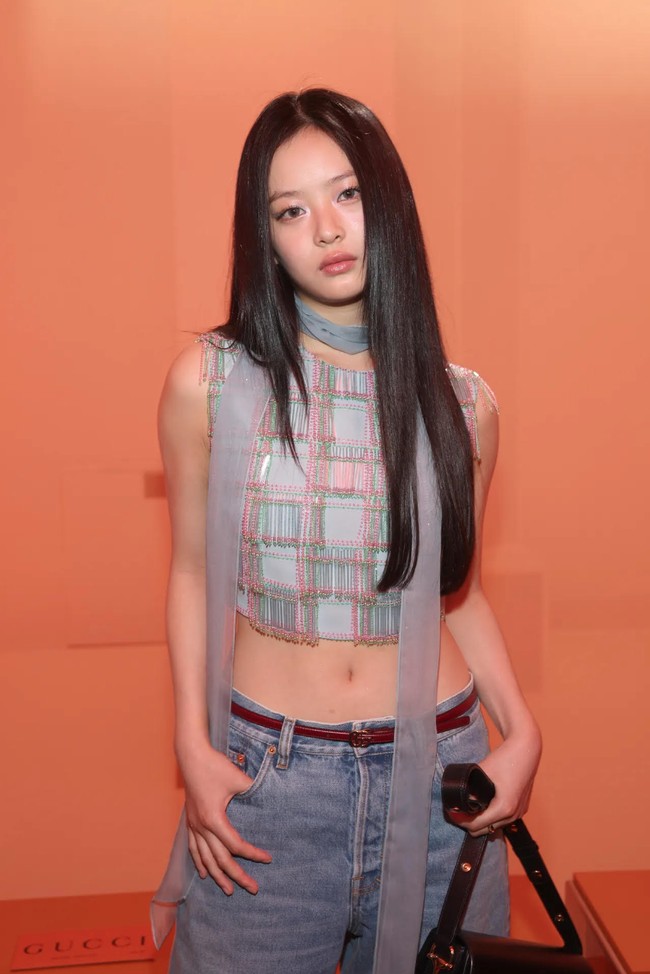 Atasan yang dikenakannya merupakan koleksi Gucci Cruise 2025. Mempertegas lekuk tubuhnya yang ideal dan rutin pilates. Foto: Getty Images