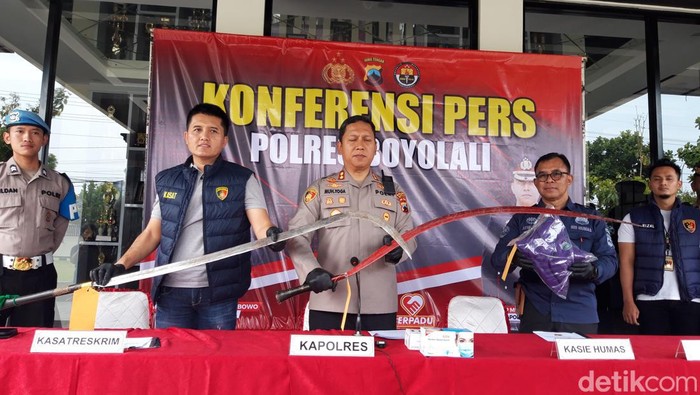 Kapolres Boyolali AKBP Muhammad Yoga menyampaikan pers rilis terkait kasus tawuran gangster, Sabtu (21/9/2024).