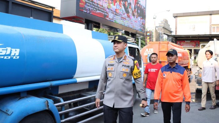 Kapolres Lamongan AKBP Bobby A Condroputra saat memberangkatkan bantuan air bersih