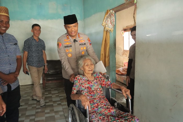Kapolres Mojokerto memberi nenek Sonten kursi roda