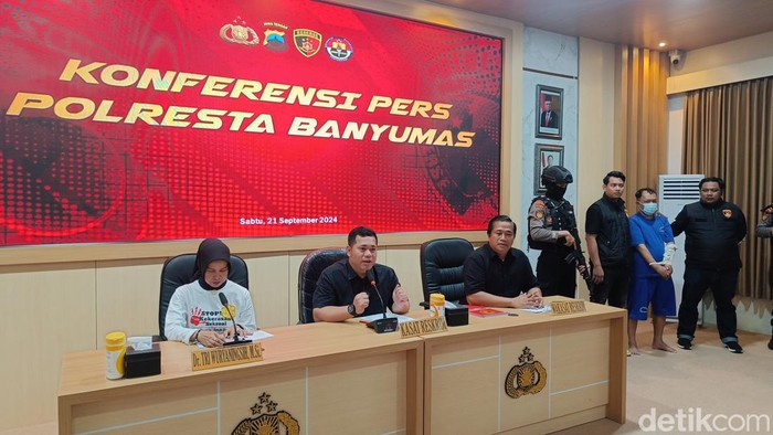 Kasat Reskrim Polresta Banyumas, Kompol Andryansyah Rithas Hasibuan (tengah) saat konferensi pers kasus pemerkosaan mahasiswi Unsoed, Sabtu (21/9/2024).