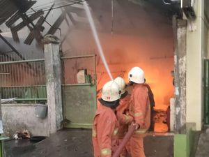 Rumah di Benowo Surabaya Terbakar, Pasutri Penghuninya Terluka