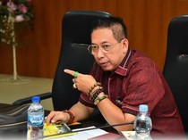 2 Mobil Dinas Ketua DPRD Medan Ringsek Tertimpa Pohon Tumbang