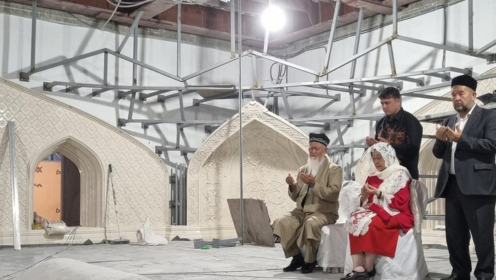 Ketum PDIP Megawati Soekarnoputri memakai kerudung putih milik ibundanya, Fatmawati, saat berziarah ke Makam Imam Al Bukhari di Samarkand, Uzbekistan