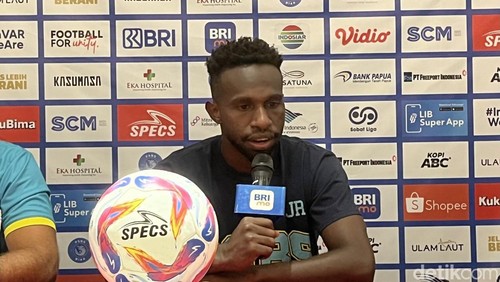 Kiper PSBS Biak, Jhon Pigai saat konferensi pers jelang laga melawan Persebaya, Sabtu (21/9/2024). (Ida Bagus Putu Mahendra/detikBali)