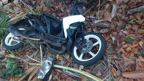 Kondisi motor yang terjun bebas ke jurang di jalan rabat Watukrus, Kecamatan Bola, Kabupaten Sikka,  NTT, Sabtu (21/9/2024). (Foto: Istimewa/Dok. Polres Sikka)