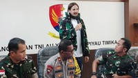 Pilot Susi Air Phillip Mark Mehrtens (atas) berbicara dalam konferensi pers terkait pembebasan dirinya dari penyanderaan Tentara Pembebasan Nasionanl Papua Barat-Organisasi Papua Merdeka (TPNPB-OPM) di Pangkalan TNI AU Yohanis Kapiyau Timika, Kabupaten Mimika, Papua Tengah. Phillip disandera oleh kelompok bersenjata pimpinan Egianus Kogoya sejak Februari 2023 saat mendaratkan pesawat jenis Pilatus Porter PC-6 di lapangan terbang Distrik Paro, Kabupaten Nduga, Papua Pegunungan. ANTARA FOTO/Marcell