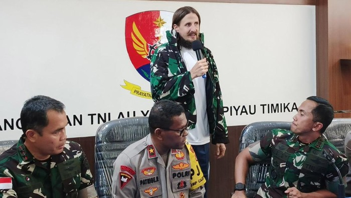Pilot Susi Air Phillip Mark Mehrtens (atas) berbicara dalam konferensi pers terkait pembebasan dirinya dari penyanderaan Tentara Pembebasan Nasionanl Papua Barat-Organisasi Papua Merdeka (TPNPB-OPM) di  Pangkalan TNI AU Yohanis Kapiyau Timika, Kabupaten Mimika, Papua Tengah, Sabtu (21/9/2024). Philip yang merupakan WNA asal Selandia Baru itu disandera oleh kelompok bersenjata pimpinan Egianus Kogoya sejak Februari 2023 saat mendaratkan pesawat jenis Pilatus Porter PC-6 di lapangan terbang Distrik Paro, Kabupaten Nduga, Papua Pegunungan. ANTARA FOTO/Marcell/app/YU