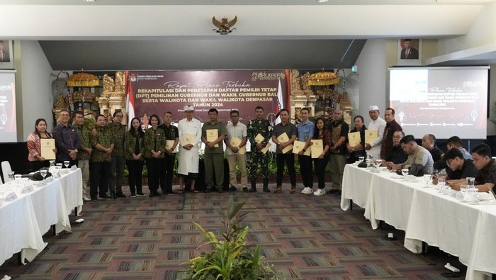 KPU Kota Denpasar menggelar rapat pleno terbuka rekapitulasi dan penetapan daftar pemilih tetap (DPT) untuk Pilkada Serentak 2024 di Sanur, Denpasar, Bali, pada Jumat (20/9/2024). (Foto: Istimewa/KPU Kota Denpasar)