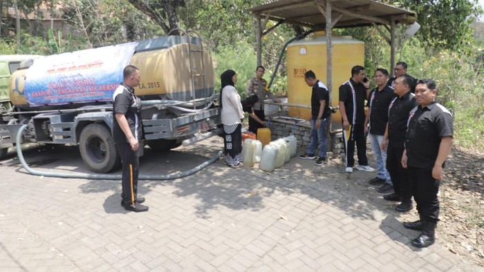 Liting Bharaduta Polres Mojokerto kirim air bersih ke desa kekeringan di Mojokerto