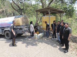 Liting Bharaduta Polres Mojokerto Kirim 1.500 Liter Air ke Desa Kekeringan