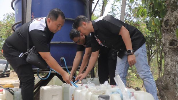 Liting Bharaduta Polres Mojokerto kirim air bersih ke desa kekeringan di Mojokerto