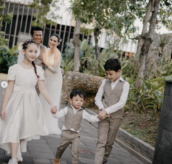 Makin Romantis! Arumi Bachsin Sering Kulineran Bareng Emil Dardak Makin Romantis! Arumi Bachsin Sering Kulineran Bareng Emil Dardak