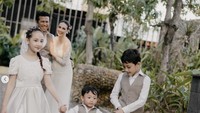 Wanita 30 tahun ini mengucapkan terima kasih kepada sang suami yang sudah bersama dirinya dalam suka dan duka. Terima kasih untuk semua cerita bahagia yang masih akan terus berjalan hingga nanti dan selamanya, tulis Arumi. Foto: Instagram arumibachsin_94