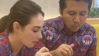 Momen romantis makan satu menu berdua juga terlihat dalam potret ini. Mereka menikmati pepper rice bersama dalam rangkaian kerja di Blitar-Tulungagung-Surabaya. Foto: Instagram arumibachsin_94