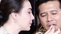 Datang ke resepsi pernikahan di Bojonegoro, Arumi dan Emil sempatkan mencicipi lontong kikil. Tak lupa Arumi juga menyuapi suami tersayangnya. Foto: Instagram arumibachsin_94