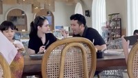 Makan bersama keluarga kecilnya di sebuah restoran, Arumi tetap menunjukkan sikap-sikap romantisnya terhadap Emil Dardak. Ia pun tak ragu menyuapkan makanan enak. Foto: Instagram arumibachsin_94