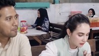Di Nganjuk, pasangan romantis ini kulineran nasi becek bersama. Mereka juga asyik makan sate kambing. Foto: Instagram arumibachsin_94