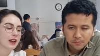 Saat di Trenggalek, keduanya sarapan dengan menu berat. Mereka pesan nasi dengan sate kambing dan gule kambing yang kuahnya kental nikmat. Foto: Instagram arumibachsin_94