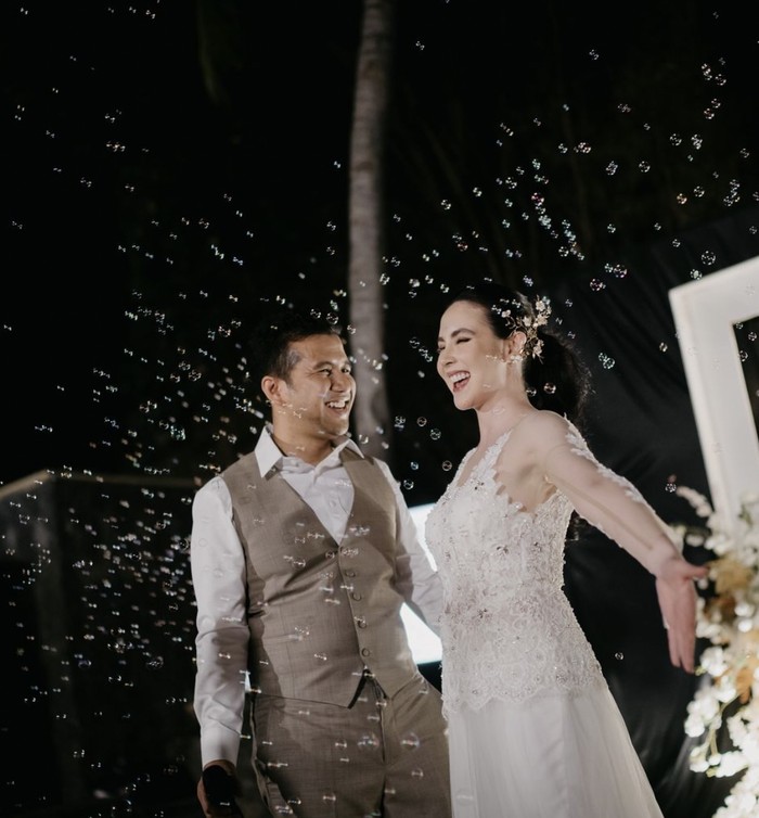 Makin Romantis! Arumi Bachsin Sering Kulineran Bareng Emil Dardak Makin Romantis! Arumi Bachsin Sering Kulineran Bareng Emil Dardak