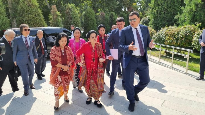 Megawati Soekarnoputri tiba di Silk Road International University of Tourism and Cultural Heritage