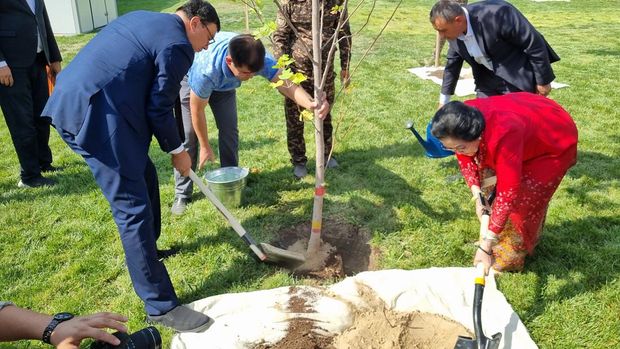 Megawati Tanam Pohon di Uzbekistan