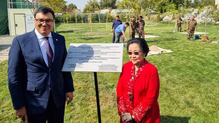 Megawati Tanam Pohon di Uzbekistan